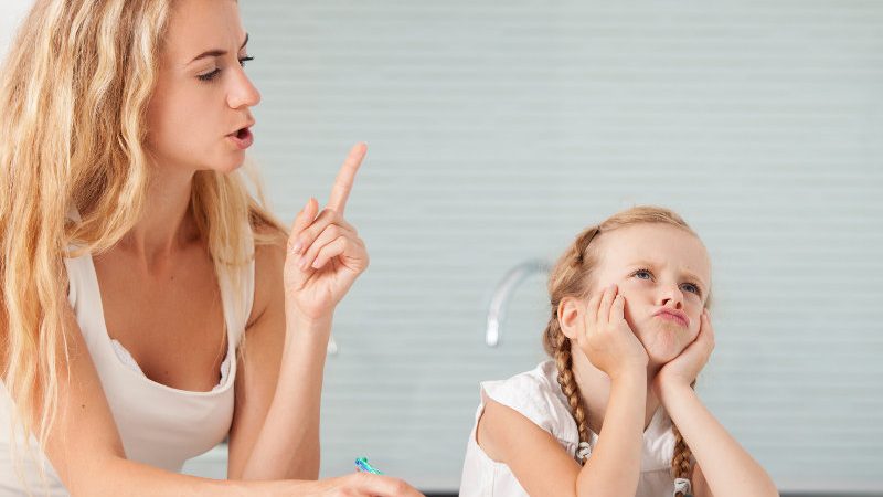 Cateva sfaturi pentru a actiona in fata unui copil care se comporta urat pentru a atrage atentia